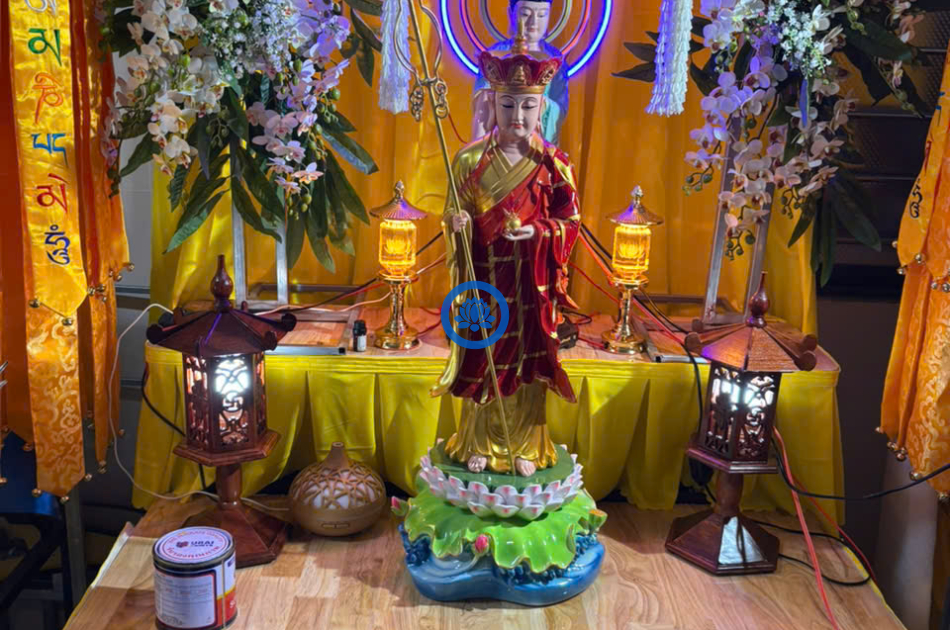 Trang trí bàn thờ phật